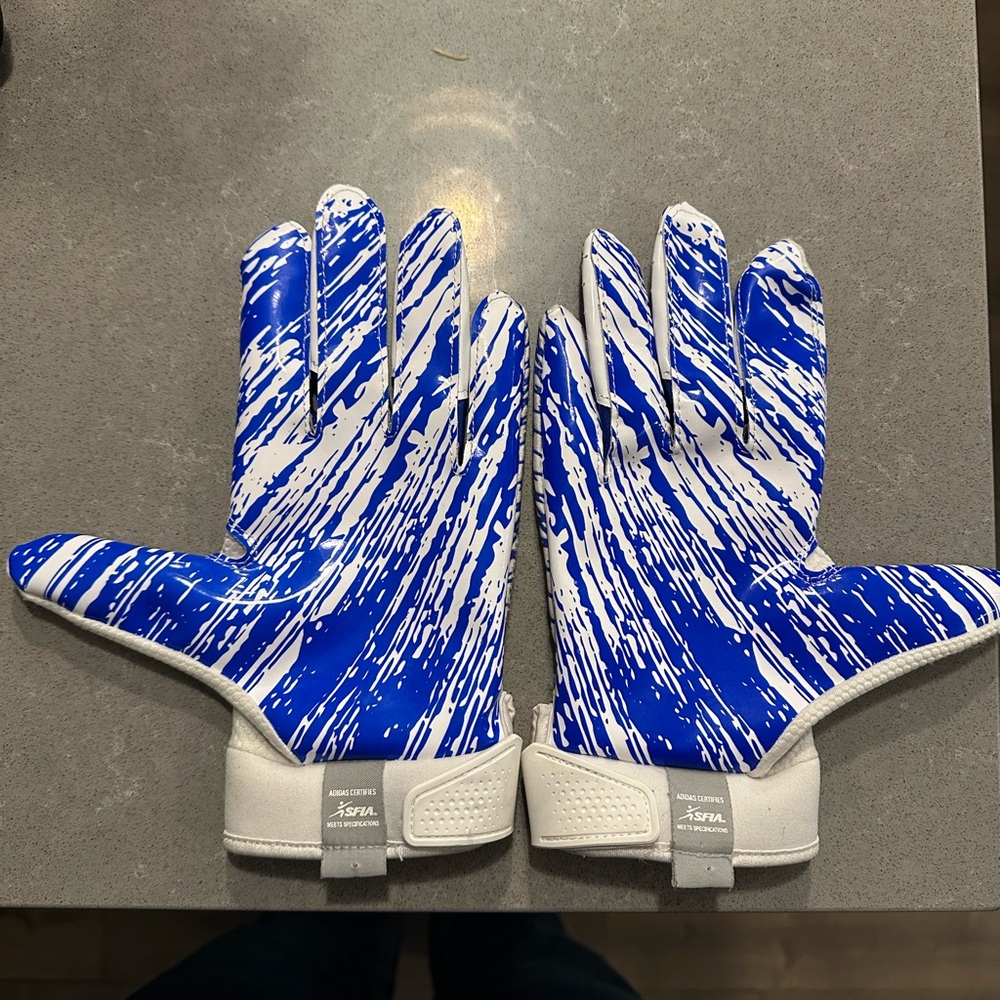 Adidas Men’s football gloves, size large